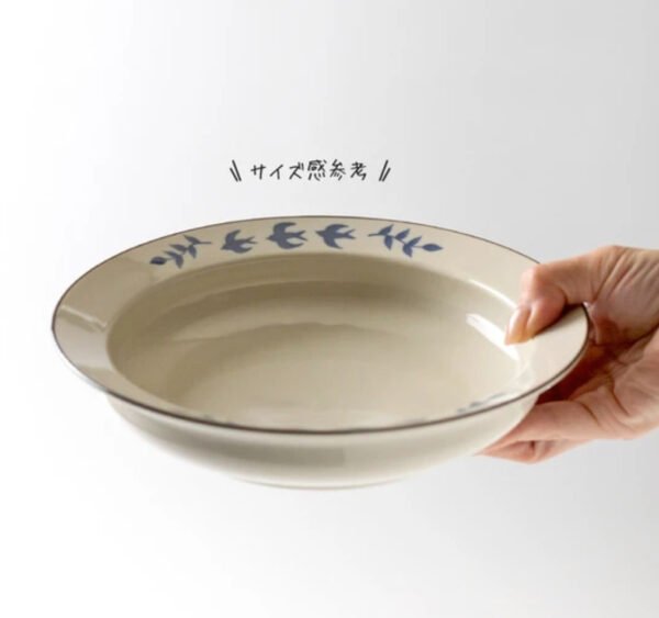 tsubane 日本美濃燒燕子深盤單手拿在手上的模樣